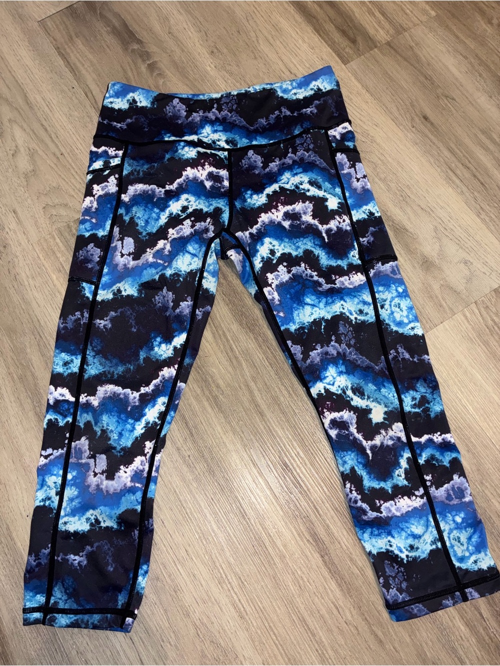 Constantly Varied Geat Blue Wave Print Athletic Capris